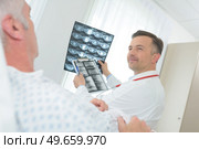 doctor with patient looking at x-ray. Стоковое фото, агентство Ingram Publishing / Фотобанк Лори