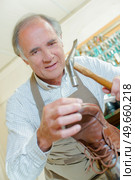 a cobbler is repairing shoes. Стоковое фото, агентство Ingram Publishing / Фотобанк Лори
