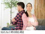 disputing couple back-to-back on the sofa. Стоковое фото, агентство Ingram Publishing / Фотобанк Лори