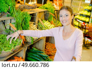 Lady picking up handful of French beans. Стоковое фото, агентство Ingram Publishing / Фотобанк Лори