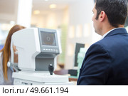 an optician examining patients eyes. Стоковое фото, агентство Ingram Publishing / Фотобанк Лори