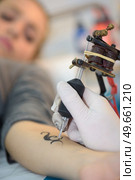 she is having a tattoo. Стоковое фото, агентство Ingram Publishing / Фотобанк Лори