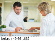 woman with a businessman standing opposite each other. Стоковое фото, агентство Ingram Publishing / Фотобанк Лори