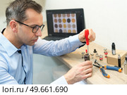 fixing a vapor e-cigarette. Стоковое фото, агентство Ingram Publishing / Фотобанк Лори