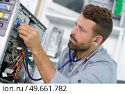 man is repairing a computer. Стоковое фото, агентство Ingram Publishing / Фотобанк Лори