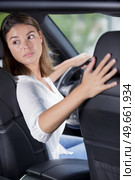 woman driving a car in reverse. Стоковое фото, агентство Ingram Publishing / Фотобанк Лори