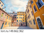 Colorful buildings with many windows in a backyard in Venice Italy. Стоковое фото, агентство Ingram Publishing / Фотобанк Лори