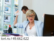 anglry woman sat at computer scrunching up paper. Стоковое фото, агентство Ingram Publishing / Фотобанк Лори