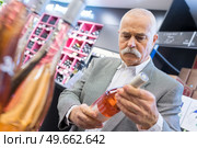 man holding rose bottled wine. Стоковое фото, агентство Ingram Publishing / Фотобанк Лори