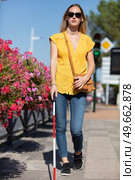 young blind woman walking in the city. Стоковое фото, агентство Ingram Publishing / Фотобанк Лори