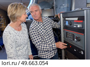 they are showing a complex machine. Стоковое фото, агентство Ingram Publishing / Фотобанк Лори