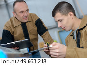 man overseeing trainee working. Стоковое фото, агентство Ingram Publishing / Фотобанк Лори