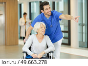 smiling senior citizen in wheelchair and nurse. Стоковое фото, агентство Ingram Publishing / Фотобанк Лори