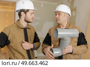 builders holding sewer pipes. Стоковое фото, агентство Ingram Publishing / Фотобанк Лори