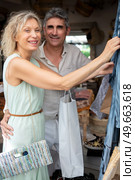 happy couple of customers shopping souvenir. Стоковое фото, агентство Ingram Publishing / Фотобанк Лори