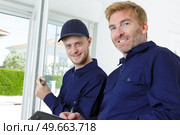 professional workers with finished pvc profiles. Стоковое фото, агентство Ingram Publishing / Фотобанк Лори