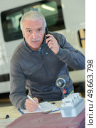 senior worker coordinating with the customer. Стоковое фото, агентство Ingram Publishing / Фотобанк Лори