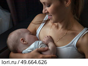 Nurturing Touch a Moment of Bonding With Baby During Feeding Time. Стоковое фото, фотограф Aleksandr Golubev / Фотобанк Лори