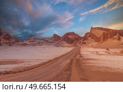 Valle de la Luna (Moon Valley) close to San Pedro de Atacama, Chile. Стоковое фото, агентство Ingram Publishing / Фотобанк Лори