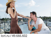 happy young couple walking at the harbour. Стоковое фото, агентство Ingram Publishing / Фотобанк Лори