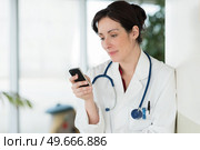 woman doctor talking on phone. Стоковое фото, агентство Ingram Publishing / Фотобанк Лори