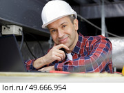 happy man repairing electrical wiring on the ceiling. Стоковое фото, агентство Ingram Publishing / Фотобанк Лори