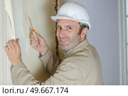 renovation of apartment wallpapering cleaning of walls. Стоковое фото, агентство Ingram Publishing / Фотобанк Лори