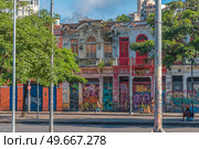 Popular bohemian area of ??Santa Teresa in Rio de Janeiro. Historic buildings are painted with graffiti. Стоковое фото, агентство Ingram Publishing / Фотобанк Лори