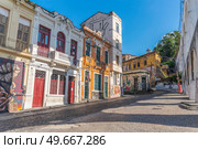 Popular bohemian area of ??Santa Teresa in Rio de Janeiro. Historic buildings are painted with graffiti. Стоковое фото, агентство Ingram Publishing / Фотобанк Лори