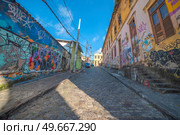 Popular bohemian area of ??Santa Teresa in Rio de Janeiro. Historic buildings are painted with graffiti. Стоковое фото, агентство Ingram Publishing / Фотобанк Лори