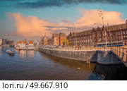 Amsterdam is autumn. Yellow trees among streets and canals. Стоковое фото, агентство Ingram Publishing / Фотобанк Лори