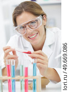 happy lab worker with a face mask doing tests. Стоковое фото, агентство Ingram Publishing / Фотобанк Лори
