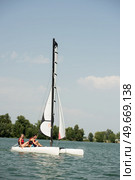 a couple sailing on lake. Стоковое фото, агентство Ingram Publishing / Фотобанк Лори