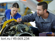 apprentice studying car engines with a mechanic. Стоковое фото, агентство Ingram Publishing / Фотобанк Лори