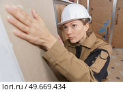 young female builder working indoors. Стоковое фото, агентство Ingram Publishing / Фотобанк Лори