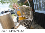 portrait of a woman oyster harvester. Стоковое фото, агентство Ingram Publishing / Фотобанк Лори