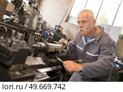 senior worker doing his shift at metalworks factory. Стоковое фото, агентство Ingram Publishing / Фотобанк Лори