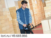 putting the deliveries on the shielves. Стоковое фото, агентство Ingram Publishing / Фотобанк Лори