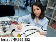 elegant clothing retailer making notes. Стоковое фото, агентство Ingram Publishing / Фотобанк Лори