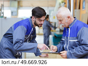 worker look on metal and calibrate metal. Стоковое фото, агентство Ingram Publishing / Фотобанк Лори
