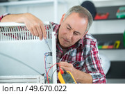 adjustment of heating radiator. Стоковое фото, агентство Ingram Publishing / Фотобанк Лори