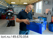 automechanic repairing motorbike in garage. Стоковое фото, агентство Ingram Publishing / Фотобанк Лори