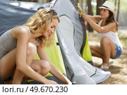 two woman making a tent. Стоковое фото, агентство Ingram Publishing / Фотобанк Лори