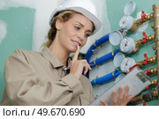beautiful woman is seting up a boiler. Стоковое фото, агентство Ingram Publishing / Фотобанк Лори