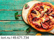 Homemade meat pizza with figs. Flatbread with figs, copy space. Classic pizza with bacon and fruit,space for text. Стоковое фото, агентство Ingram Publishing / Фотобанк Лори
