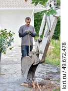 male worker renovating a garden. Стоковое фото, агентство Ingram Publishing / Фотобанк Лори