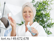 mature woman performing her skincare routine. Стоковое фото, агентство Ingram Publishing / Фотобанк Лори