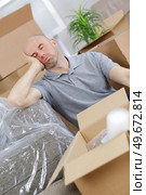 tired young man napping on couch in new house. Стоковое фото, агентство Ingram Publishing / Фотобанк Лори