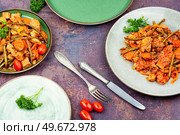 Stewed meat with carrots and french bean.Meat sauce with green beans.. Ragout with meat and vegetables. Стоковое фото, агентство Ingram Publishing / Фотобанк Лори