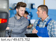 mechanic supervisor checking workers work. Стоковое фото, агентство Ingram Publishing / Фотобанк Лори